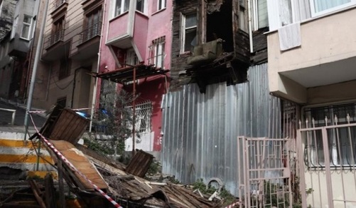 ŞİŞLİDE BOŞ OLAN İKİ KATLI BİNA ÇÖKTÜ