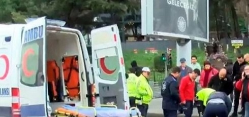 KIRMIZI IŞIKTA GEÇEN KURYE’YE İETT OTOBÜSÜ ÇARPTI 
