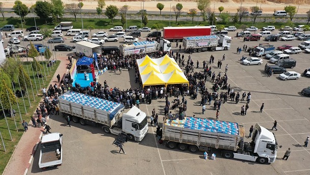 Gaziantep Büyükşehir Belediyesi tarafından arı yetiştiricilerine arı koruyucu ilaç ve giysi, hayvan yetiştiricileri içinse yem dağıtım töreni düzenlendi.