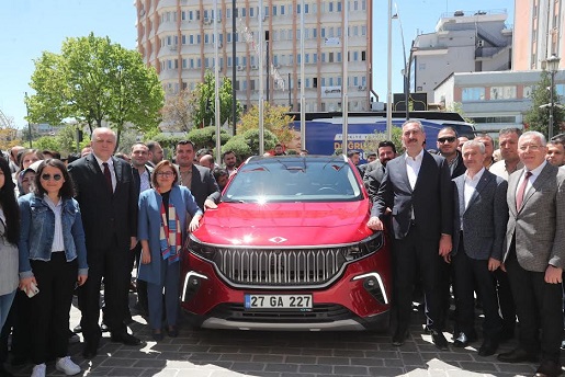 BAŞKAN TAHMAZOĞLU, TÜRKİYE’NİN İLK MİLLİ OTOMOBİLİ TOGG’U KULLANDI