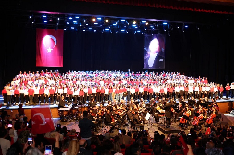  GAZİANTEP BÜYÜKŞEHİR’İN DESTEKLERİYLE 1000 ÇOCUK 23 NİSAN’I ŞARKILARLA KUTLADI