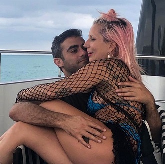 Lady Gaga, kalçasına kadar fileli olan taytıyla dikkat çekti