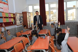 KAYMAKAM ÜRKMEZER KARNE ALAN ÖĞRENCİLERİN HEYECANINA ORTAK OLDU 