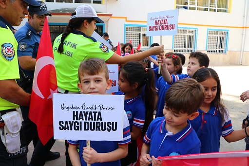 ÇİFTLİKKÖY’DE ‘YAYALARA ÖNCELİK, HAYATA SAYGI DURUŞU’ ETKİNLİĞİ YAPILDI