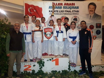 MENTEŞE KARATEDE DE RAKİP TANIMIYOR