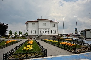 Yalova Belediyesi Park ve Bahçeler Birimi ekipleri, kent estetiğini güzelleştirme çalışmalarına devam ediyor.  15 Temmuz Demokrasi ve Cumhuriyet Meydanı Kent Müzesi önünde bulunan çiçekli alana sınırlayıcılar konuldu. Bu çalışma sayesinde kent estetiğine 
