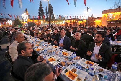 ŞAHİNBEY BELEDİYESİ HER GÜN ON BİNLERCE KİŞİYİ İFTARDA BULUŞTURUYOR