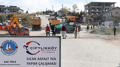 Çiftlikköy’de Asfalt Hamlesi Sürüyor