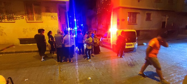 GAZİANTEP’TE  22 YAŞINDA ADI ÖMER OLDUGU BİLİNEN GENÇ  GECE YARISI EVİN TAVANINA ASILI BULUNDU 