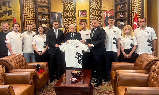 Ülkü Ocakları Adana İl Başkanlığı bünyesinde faaliyet gösteren KAAN Teknoloji Kulübü&rsquo;nün geliştirdiği "TÜRKHAN" insansız hava aracı (İHA) prototipinin, MHP Genel Başkanı Devlet Bahçeli&rsquo;ye takdim edildiği bildirildi.