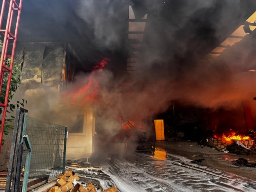Mersin’de Fabrika Yangınına Müdahale Devam Ediyor