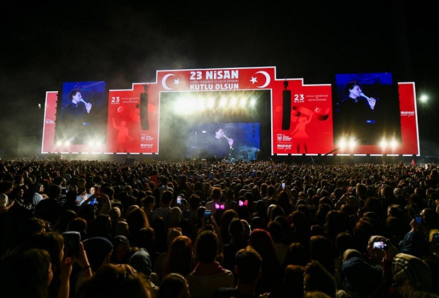 23 NISAN COSKUSU BASKENTTE DOYASIYA YASANDI   