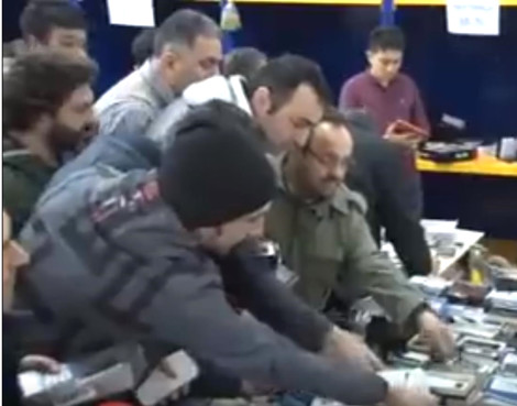  PTT'ye Hücum Ettiler! 10 Liradan Satılan Cep Telefonları İzdiham Yarattı