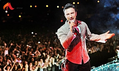 Avrupa'nın en büyük sahnesinde şarkılarını seslendiren Tarkan, sahneyi baştan sona gezerek sevenlerini selamladı. Konser alanını dolduran on binler de Tarkan'ı görüntüleyebilmek için cep telefonlarını bir an olsun ellerinden bırakmadı.