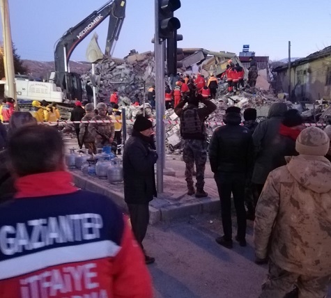 GAZİANTEP BÜYÜKŞEHİR BELEDİYESİ, ELAZIĞ DEPREMİNE SESSİZ KALMADI  - İTFAİYE ARAMA KURTARMA EKİPLERİNCE 2 KİŞİ ENKAZDAN SAĞ ÇIKARILDI