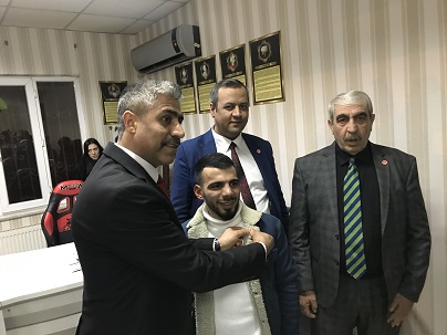 OSMANLI PARTİSİ GAZİANTEP İL BAŞKANLIĞINDA KATILIM YAPAN 50 YAKIN YENİ ÜYELERİN  ROZETLERİNİ  GENEL BAŞKAN YARDIMCISI SOLAK VE YÖNETİM TAKTI