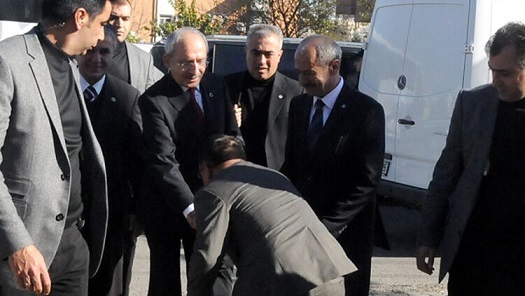 KILIÇDAROĞLU’NUN ZORLA ELİNİ ÖPTÜ
