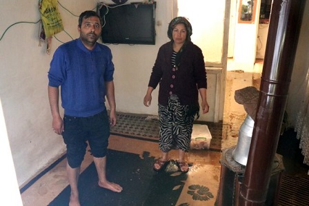 GAZİANTEP TE  YAĞAN   SAĞANAK YAĞMUR  KALBURCU AİLESİNİN EVİNİ SU BASTI
