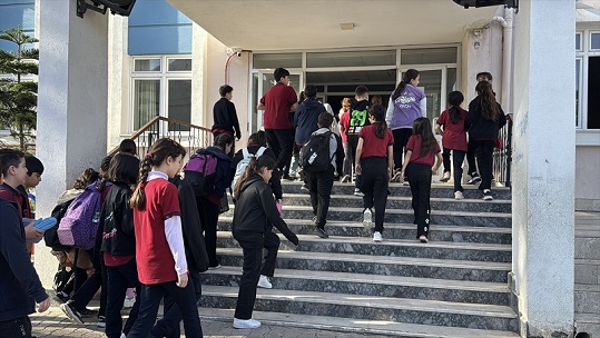İkinci ara tatil sonrasında okullarda ilk ders zili çaldı.