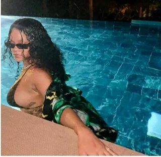 şarkıcı Rihanna, sosyal medya hesabından bikinili fotoğraflarını paylaştı. 