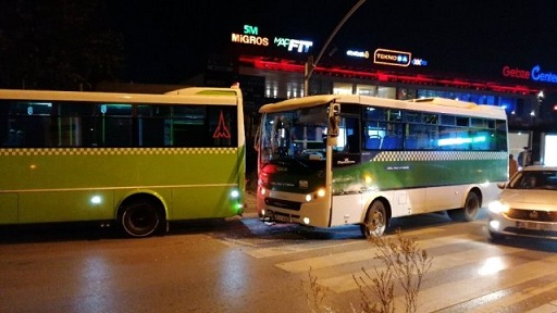 Kocaeli’nin Gebze ilçesinde 2 halk otobüsünün çarpışması neticesinde meydana gelem kazada 1 kişi yaralandı.