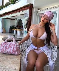 24 yaşındaki dünyaca ünlü model Demi Rose, fotoğraf çekimi sırasında giydiği yılan derisi bikinisiyle hayranlarını büyüledi.