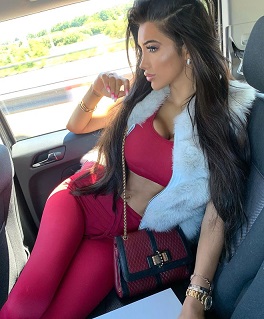 The X Factor yarışmasıyla ünlenen 26 yaşındaki Chloe Khan, ayna önünde çıplak fotoğrafını paylaşarak tüm dikkatleri üzerine çekti.