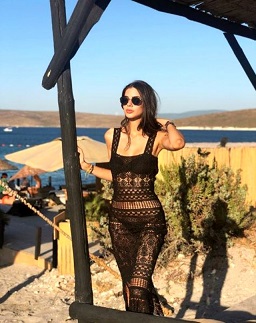 Defne Samyeli’nin kızı Deren Talu sosyal medya hesabından yayınladığı tatilde giydiği dantelli elbisesiyle takipçilerinden tam puan aldı.