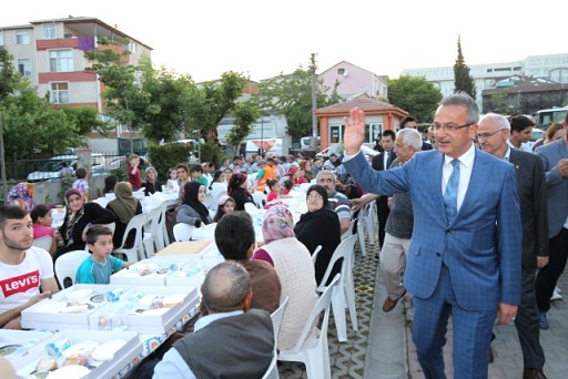 Gebze Belediyesi'nin düzenlediği geleneksel iftar sofrası