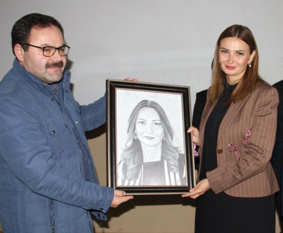RESSAM  ÇELENK' TEN GANİRE PAŞAYEVA' NIN PORTRE HEDİYESİ