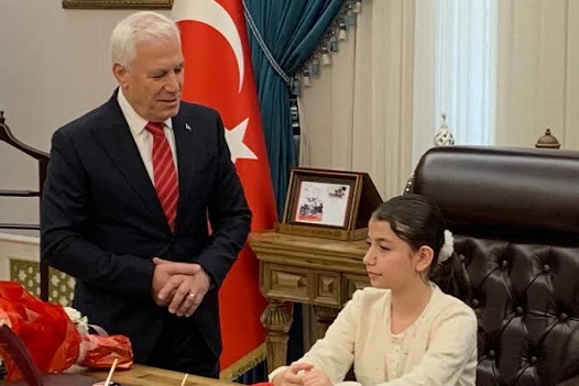 Bursa Büyükşehir Belediye Başkanı Mustafa Bozbey, koltuğunu çocuklara devretti