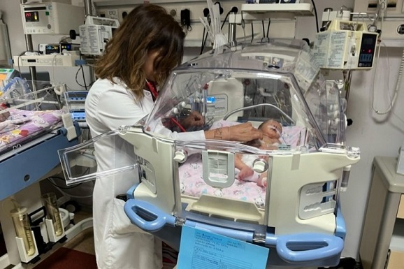 Adana’da annesi trafik kazasında hayatını kaybeden ve annenin karnından sezaryenle alınan erkek bebek, solunum cihazı olmadan nefes alması sağlanarak hayati tehlikeyi atlattı.