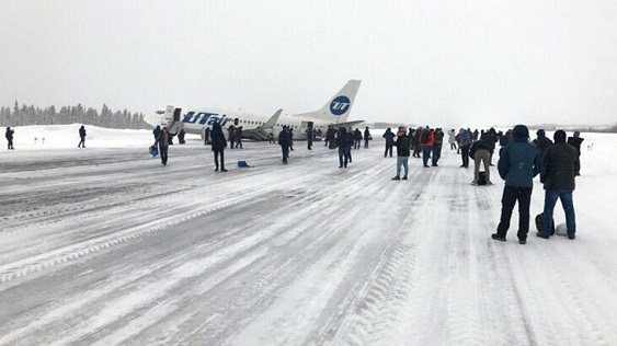 Rusya’da 94 kişiyi taşıyan yolcu uçağı iniş sırasında piste tutunamayınca, uçağın kuyruk kısmı piste çarptı.