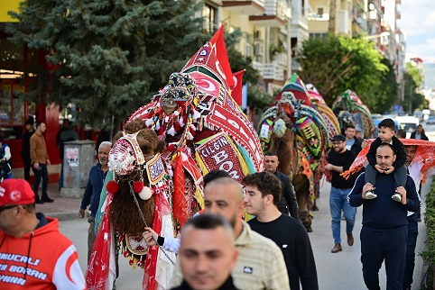  KUMLUCA’DA YILIN EN SÜSLÜ DEVESİ SEÇİLDİ 