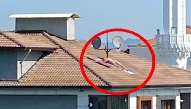     Düzce’de bir kişinin çatıda çıplak şekilde güneşlendiğini gören vatandaşlar polise haber verdi.
