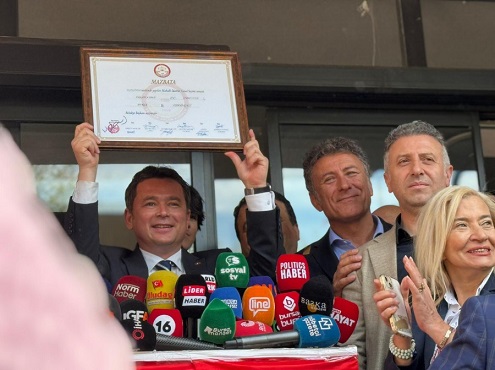 31 Mart yerel seçimlerinde başkan seçilen Osmangazi Belediye Başkanı Erkan Aydın, mazbatasını aldı.