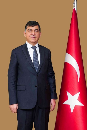 FADILOĞLU: “DÜNYA SAVAŞ TARİHİNE GEÇMİŞ EMSALSİZ BİR ZAFER”     -BAŞKAN FADILOĞLU’NUN ZAFER BAYRAMI MESAJI