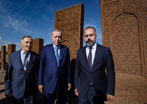 Cumhurbaşkanımız Sayın Recep Tayyip Erdoğan, Kültür ve Turizm Bakanlığı’nın Destekleri ile Kazı ve Restorasyon Çalışmaları Van Yüzüncü Yıl Üniversitesi Tarafından Yürütülen Ahlat Selçuklu Meydan Mezarlığı’nı ziyaret etti
