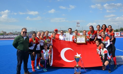 HOKEYİN SULTANLARI ŞAMPİYONLUK KUPASINI ALDI