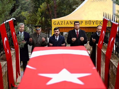    ŞEHİT KAMİL VE ÖZDEMİR BEY MİNNETLE ANILDI  YILMAZ: “BU TOPRAKLARDA ÖZGÜRCE YAŞIYORSAK BUNU KAHRAMANLARIMIZA BORÇLUYUZ”