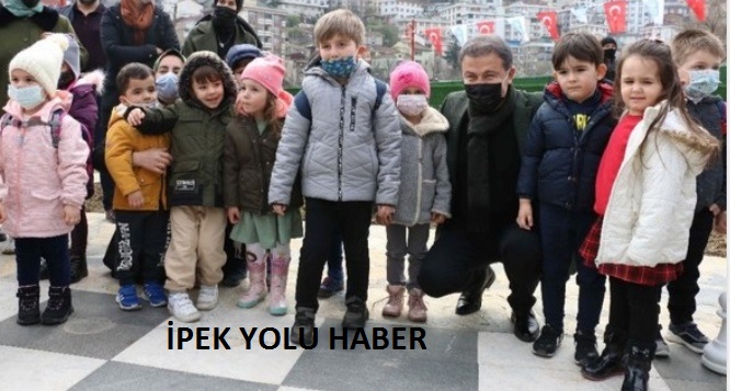 EYÜPSULTAN’DA MİNİKLERİN FİDAN DİKME SEVİNCİ