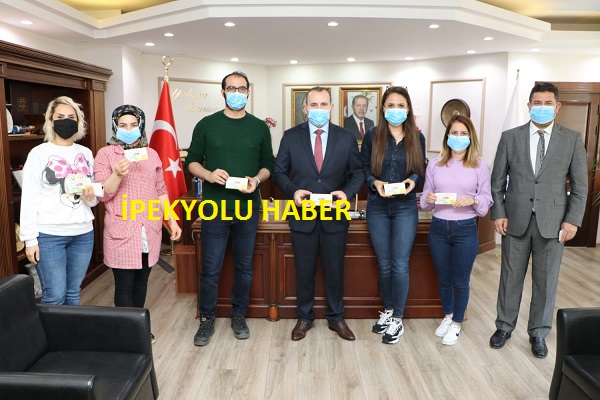 BELEDİYE PERSONELLERİNE RAMAZAN ÖNCESİ ALIŞVERİŞ FİŞLERİ DAĞITILDI
