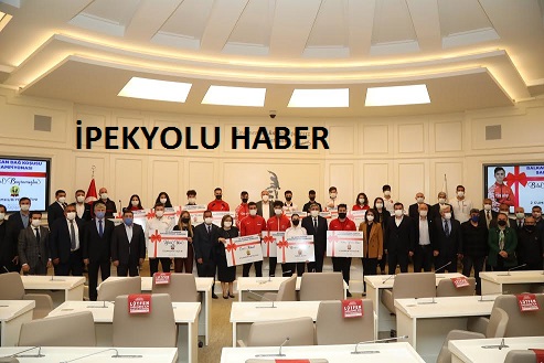 BÜYÜKŞEHİR BAŞARI YAKALAYAN SPORCULARI ÖDÜLLENDİRDİ