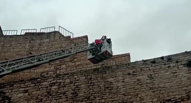 FATİH’TE SURLARDA MAHSUR KALAN ÇOCUKLARI İTFAİYE EKİPLERİ KURTARDI