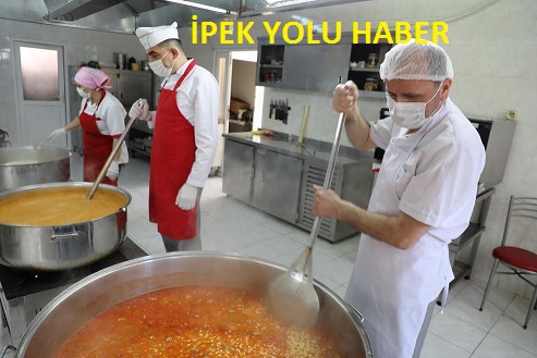İLKADIM AŞEVİ HER GÜN 3 ÇEŞİT SICAK YEMEĞİ İLÇE HALKININ SOFRALARINA ULAŞTIRIYOR