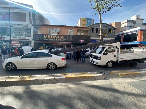 ÇEKMEKÖY’DE KAMYONET ÜZERİNDEN DÜŞEN DEMİR ÇABUKLAR OTOMOBİLİN ÜSTÜNE DÜŞTÜ.
