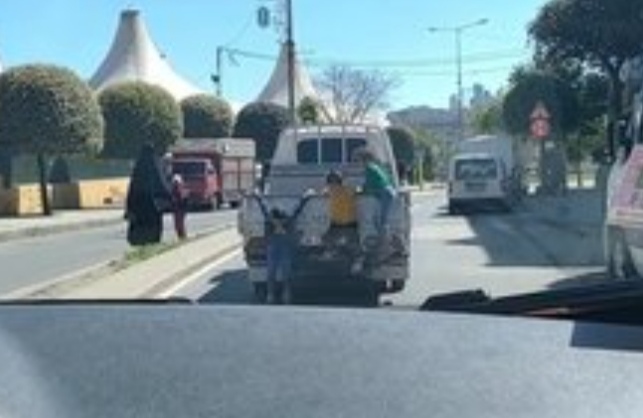 EYÜPSULTAN’DA ÇOCUKLARIN TEHLİKELİ KAMYONET YOLCULUĞU.
