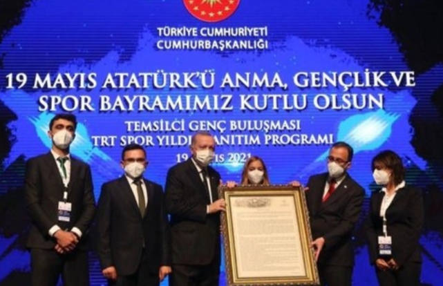 DÜZCE ÜNİVERSİTESİ ÖĞRENCİSİ 19.MAYISTA GENÇLERİN SESİ OLDU.