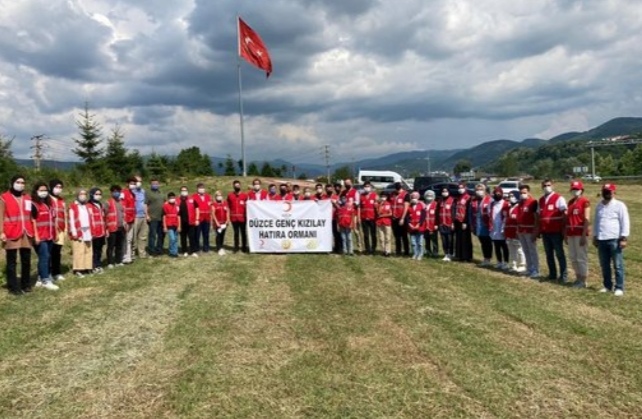 DÜZCE’DE KIZILAYIN 153 YILINDA 153 FİDAN DİKEREK KURLADIR.