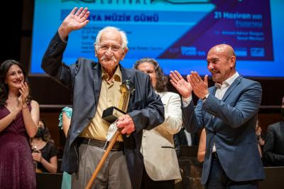 İzmir Uluslararası Film ve Müzik Festivali başladı Ustalar ayakta alkışlandı